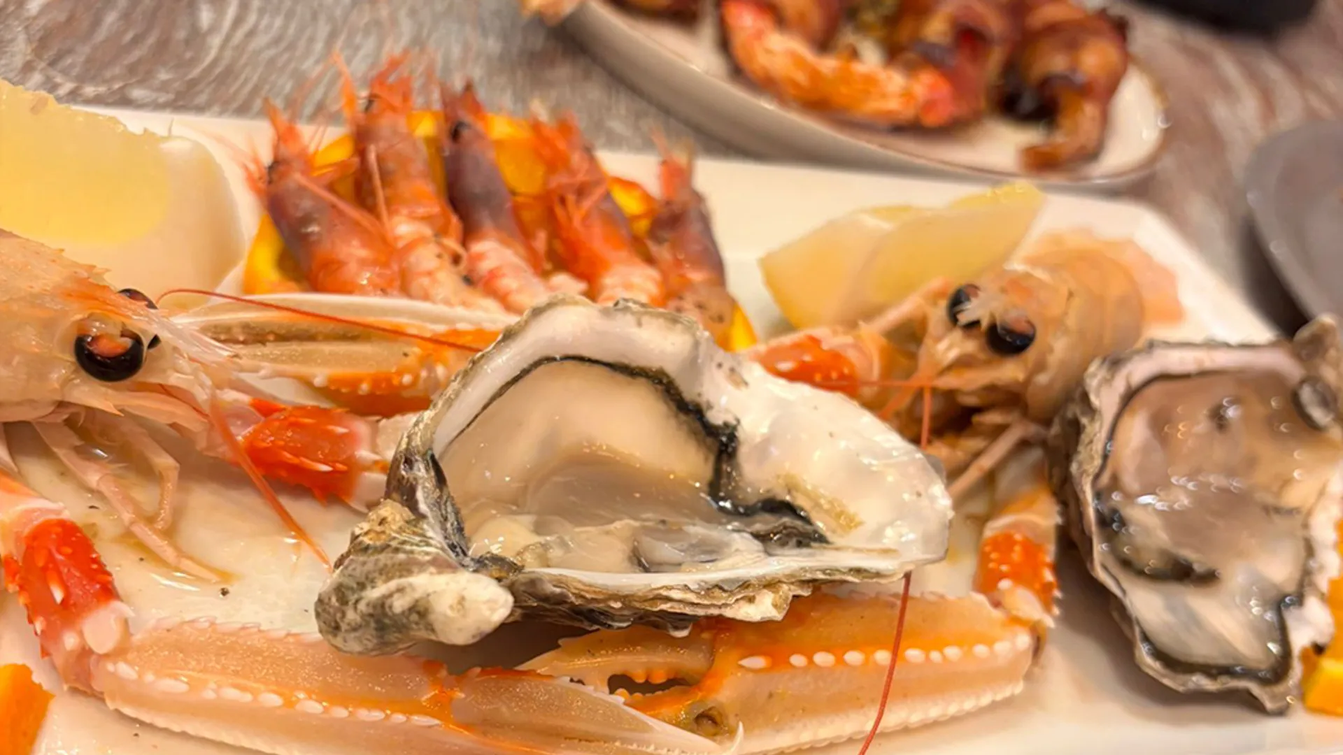 Plateau di crudo di mare con ostriche, gamberi e scampi freschi a Otranto