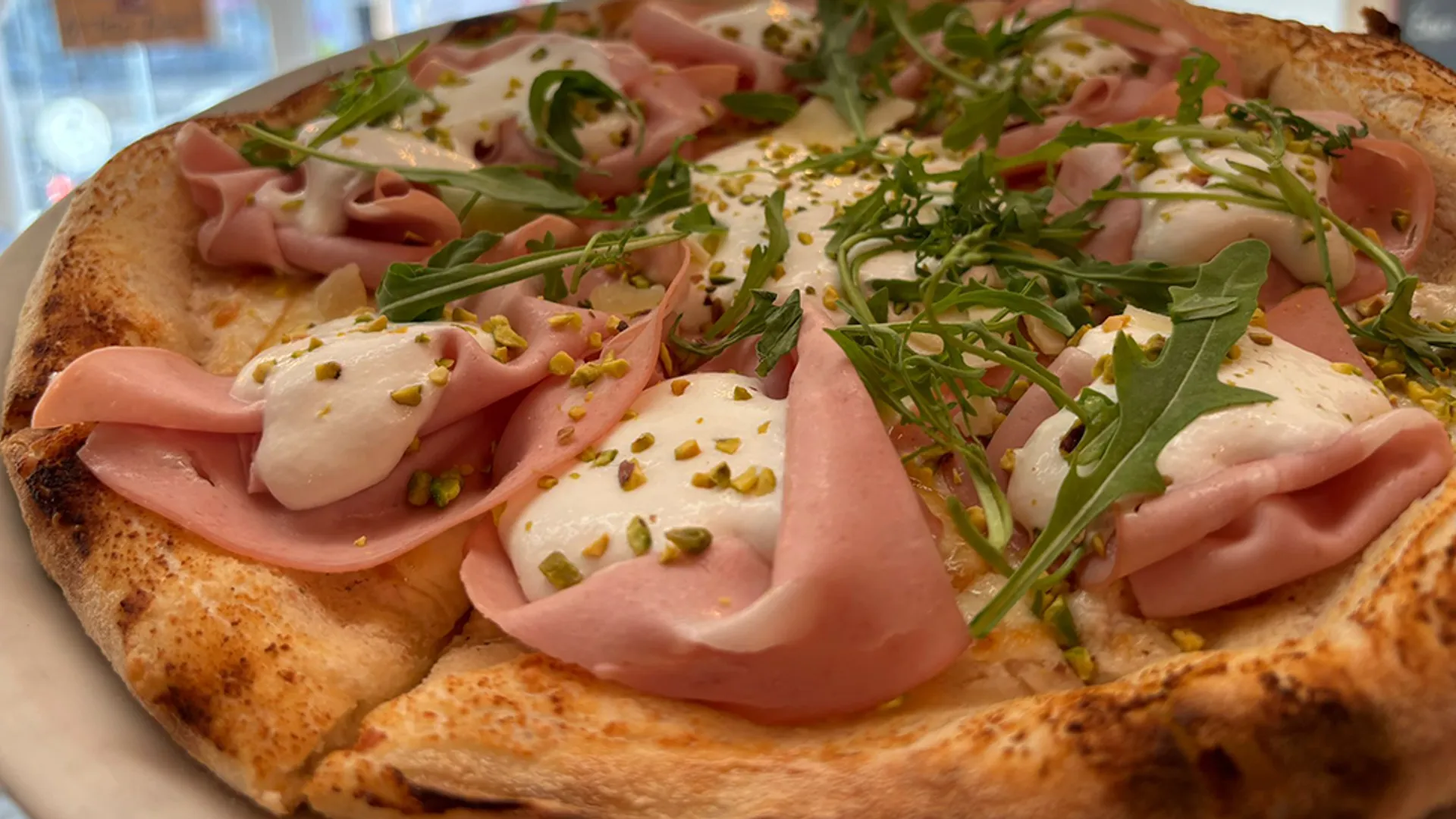 Pizza con mortadella, burrata e pistacchio appena sfornata da Lu Tata N'zinu a Otranto